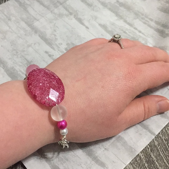 Faceted pink crackle glass bracelet - Picture 3 of 10